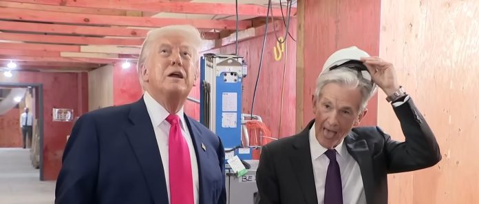 Donald Trump e Jerome Powell nas obras do Banco Central dos EUA. Reprodução.