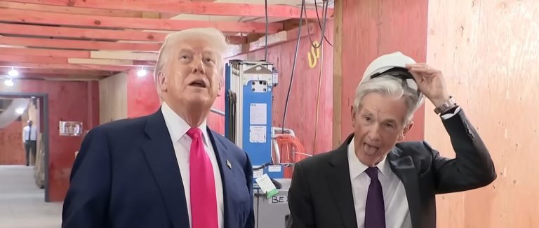 Donald Trump e Jerome Powell nas obras do Banco Central dos EUA. Reprodução.