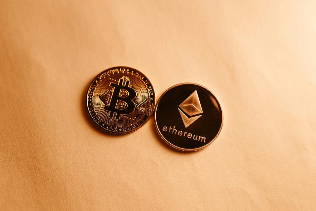 Bitcoin e Etheruem. Fonte: Jonathan Borba/Pexels.