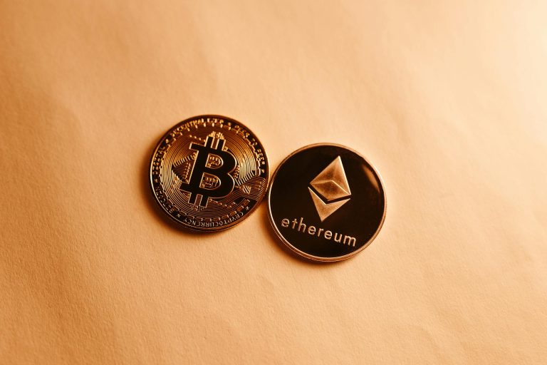 Bitcoin e Etheruem. Fonte: Jonathan Borba/Pexels.