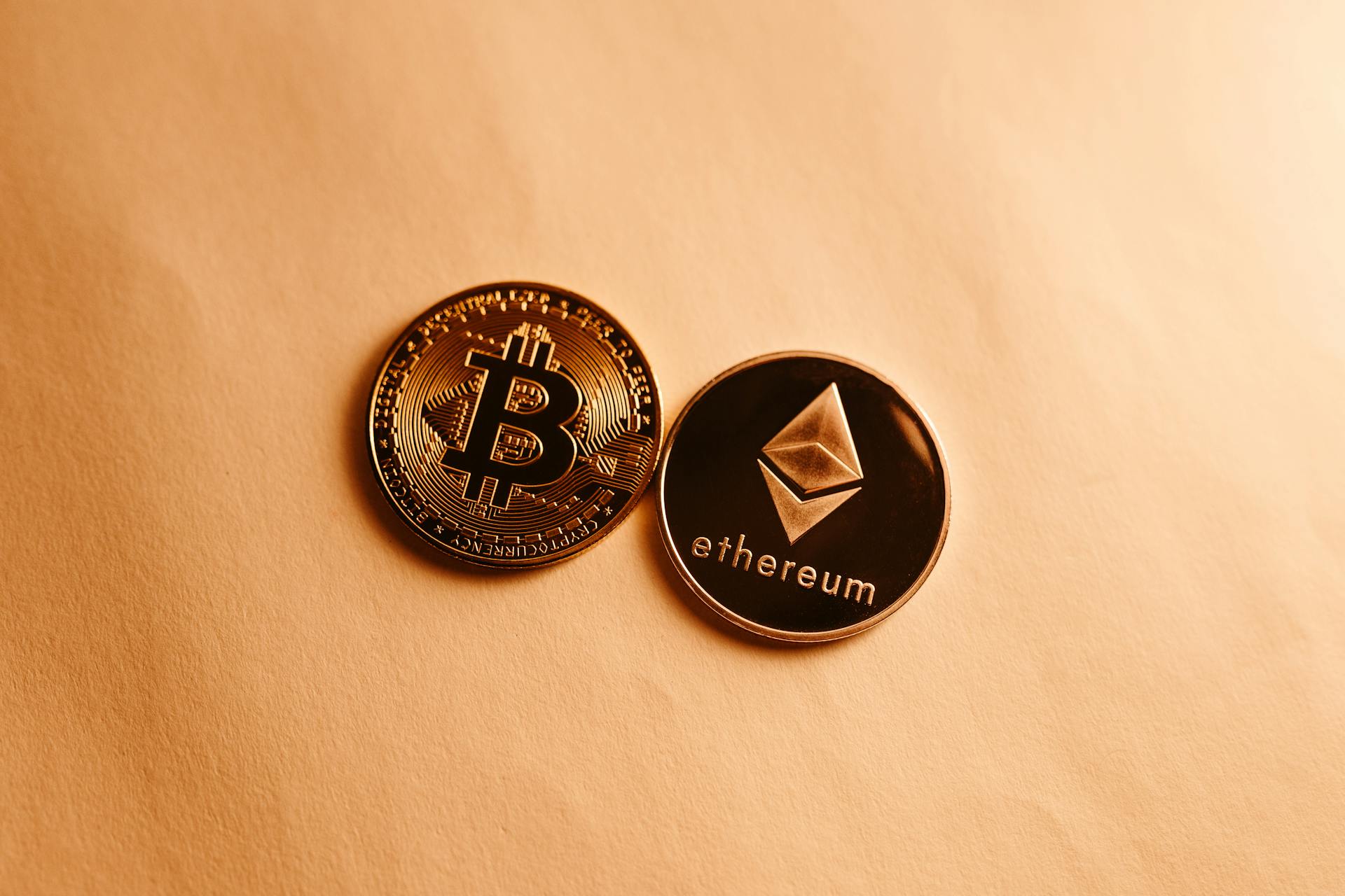 Bitcoin e Etheruem. Fonte: Jonathan Borba/Pexels.