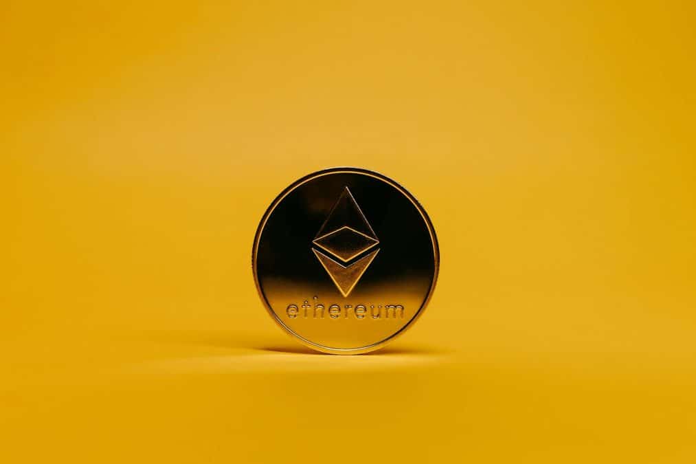 Ethereum em fundo laranja. Fonte: Jonathan Borba/Pexels.