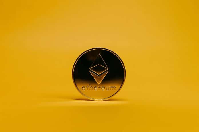 Ethereum em fundo laranja. Fonte: Jonathan Borba/Pexels.