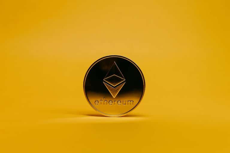 Ethereum em fundo laranja. Fonte: Jonathan Borba/Pexels.