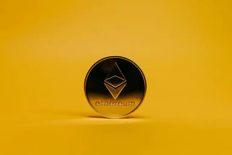 Ethereum em fundo laranja. Fonte: Jonathan Borba/Pexels.