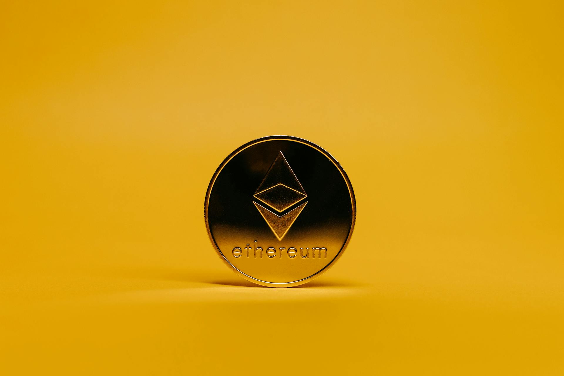 Ethereum em fundo laranja. Fonte: Jonathan Borba/Pexels.