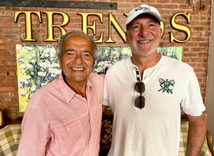 Peter Schiff (à direita) ao lado de Gerald Celent (à esquerda). Fonte: Redes sociais/Reprodução.