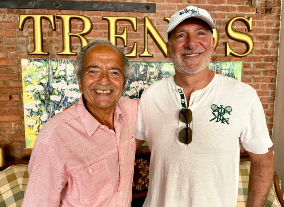Peter Schiff (à direita) ao lado de Gerald Celent (à esquerda). Fonte: Redes sociais/Reprodução.
