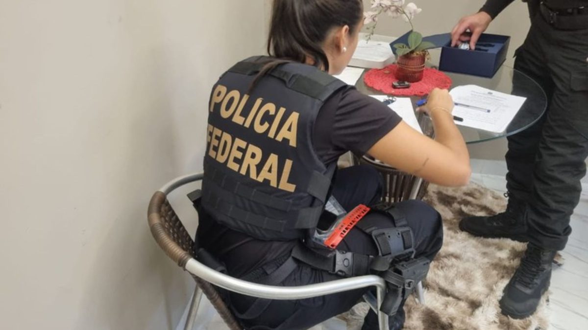 Agente da PF cumpre mandado de busca e apreensão na Operação Decrypted, para brasileiros que roubaram corretora de bitcoin nos EUA
