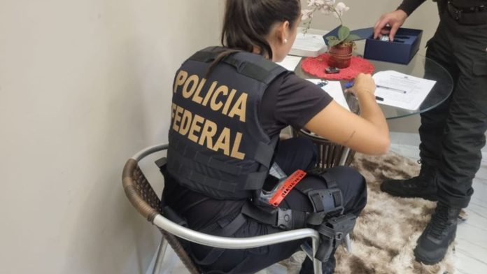 Agente da PF cumpre mandado de busca e apreensão na Operação Decrypted, para brasileiros que roubaram corretora de bitcoin nos EUA