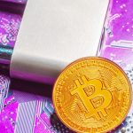 Apreensão de bitcoin e criptomoedas com fundo de circuito eletrônico roxo