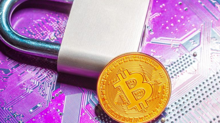 Apreensão de bitcoin e criptomoedas com fundo de circuito eletrônico roxo