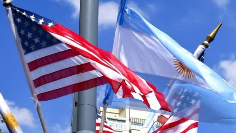 Bandeira dos EUA ao lado da Argentina Estados Unidos regulação criptomoedas