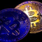 Bitcoin azul e dourado em destaque preços