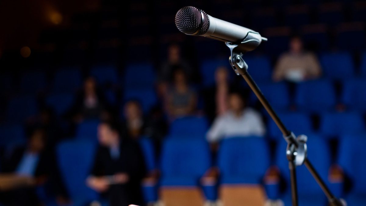 Evento com microfone em destaque Blockchain.RIO evento