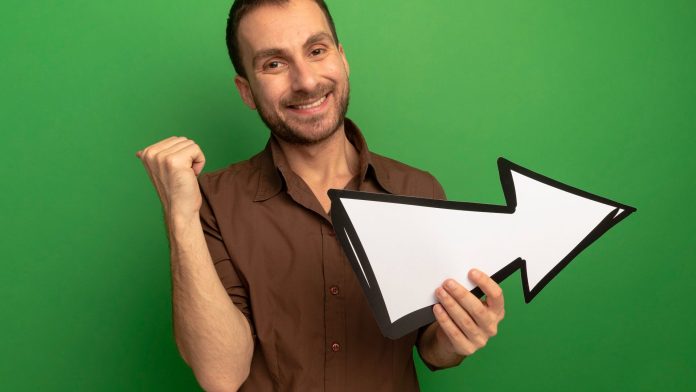 Homem mostrando caminho com fundo verde e feliz blockchain IA