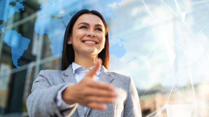Mulher de negócios sorrindo BTG Pactual