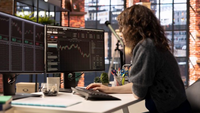Mulher trader analisando gráficos relatório mercado cripto julho 2025