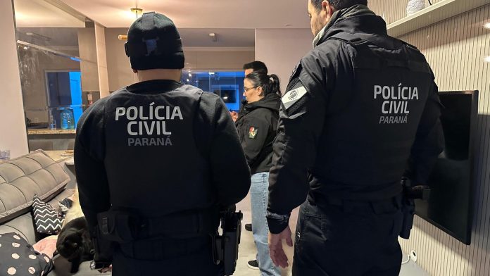 Polícia Civil do Paraná cumpre mandado de prisão e apreende bens de suspeita de favorecer hackers em roubo multimilionário prende