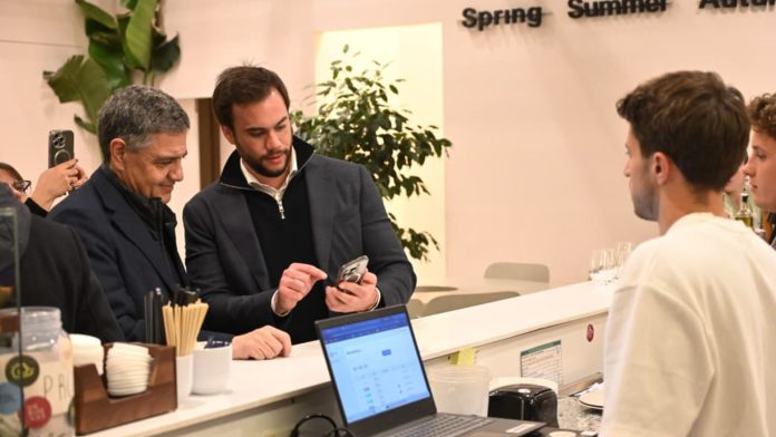 Prefeito de Buenos Aires pagando com criptomoedas no comércio (Foto crédito: GCBA)
