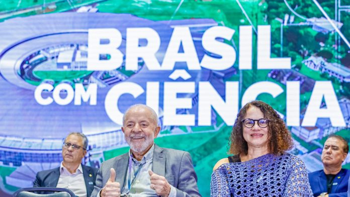 Presidente Lula ao lado da Ministra Luciana do MCTI blockchain