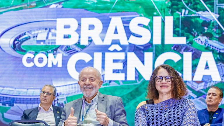 Presidente Lula ao lado da Ministra Luciana do MCTI blockchain