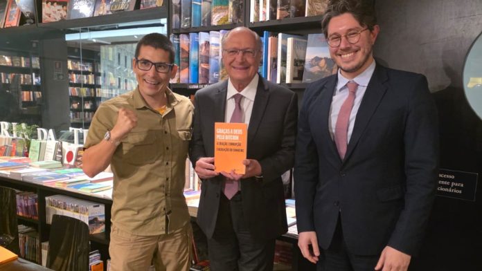 Renato Trezoitão conhece Alckimin e dá livro de bitcoin de presente vice-presidente do Brasil