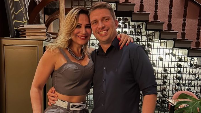 Roberta Monzini ao lado do marido