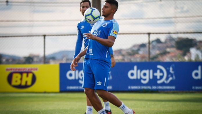 Zagueiro Ederson em treinamento pelo Cruzeiro Token