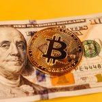 Bitcoin e moeda de dólar.
