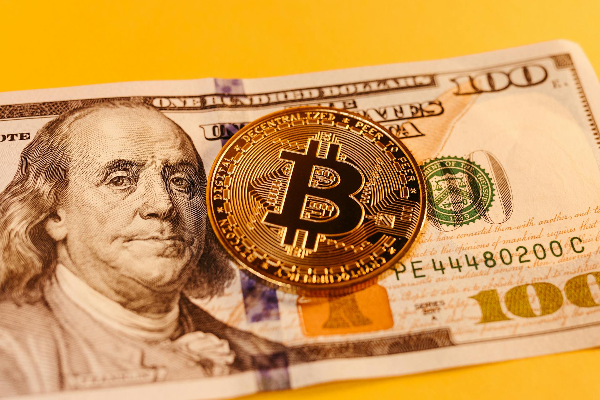 Bitcoin e moeda de dólar.