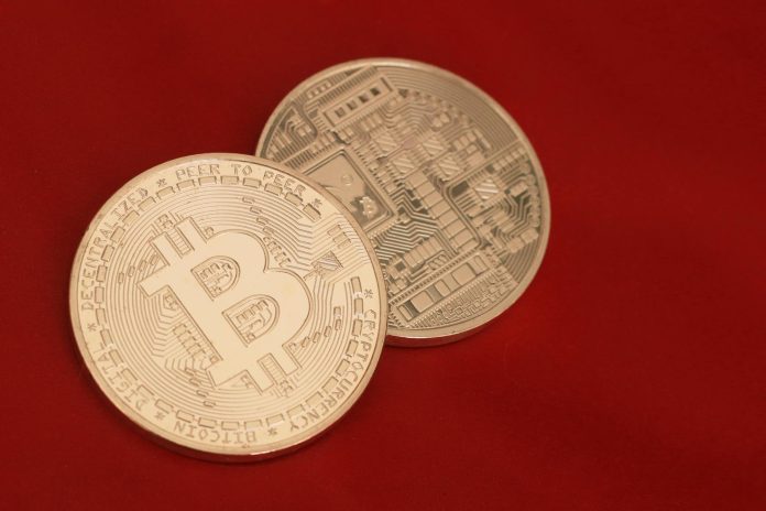 Bitcoin em fundo vermelho.