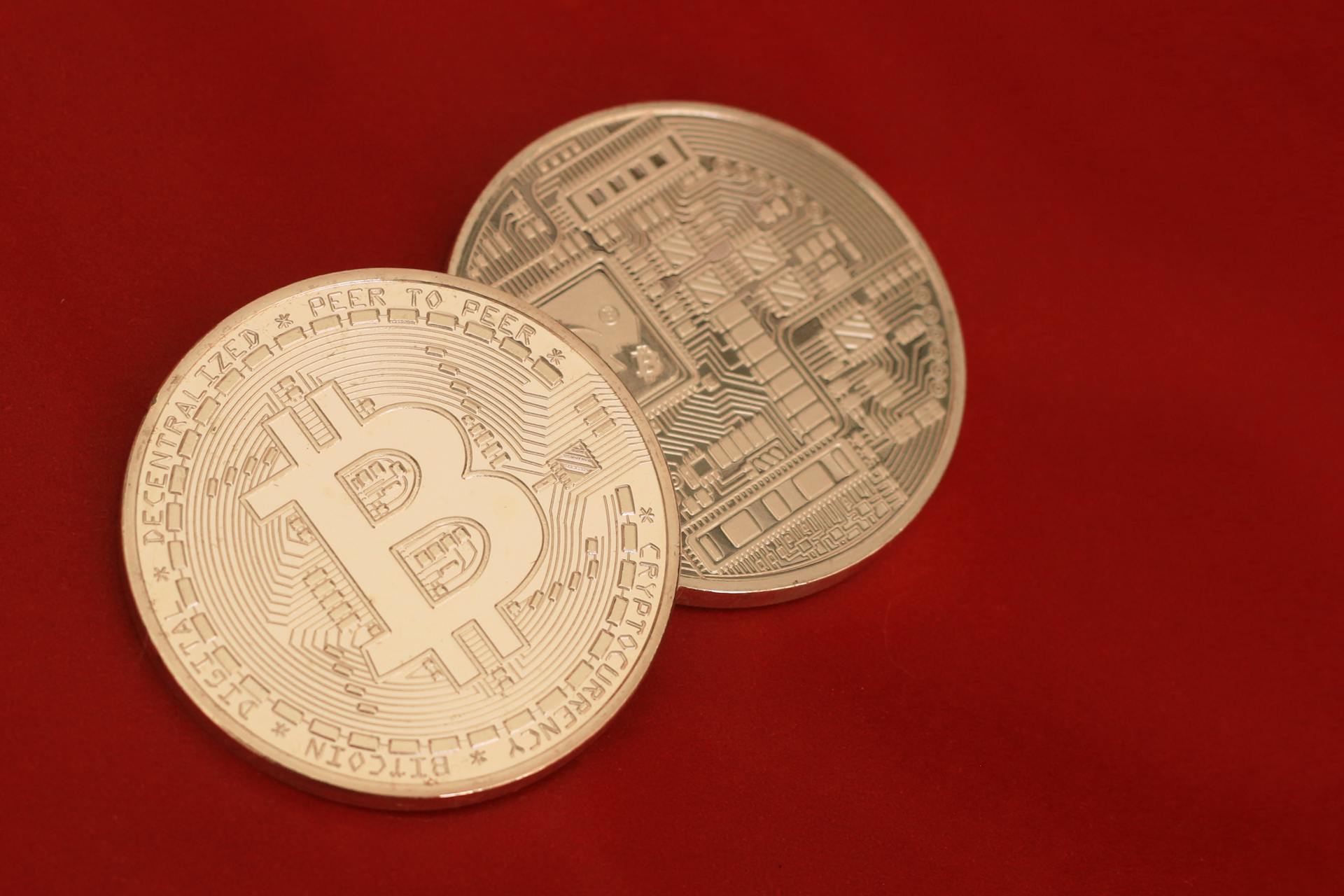 Bitcoin inicia agosto em queda e liquida bilhões no mercado de futuros