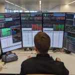 Trader observando gráficos