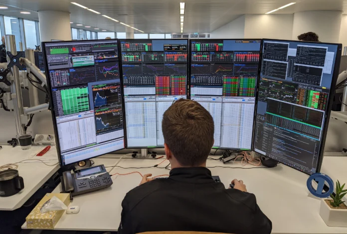 Trader observando gráficos