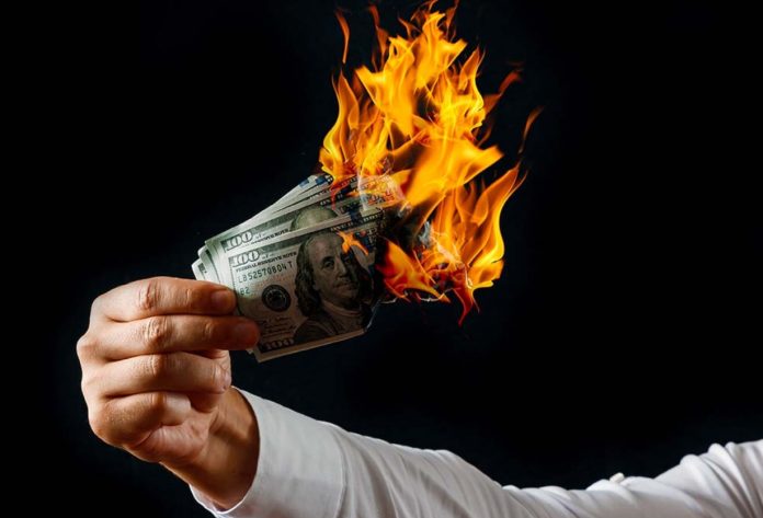 Notas de dólar queimando