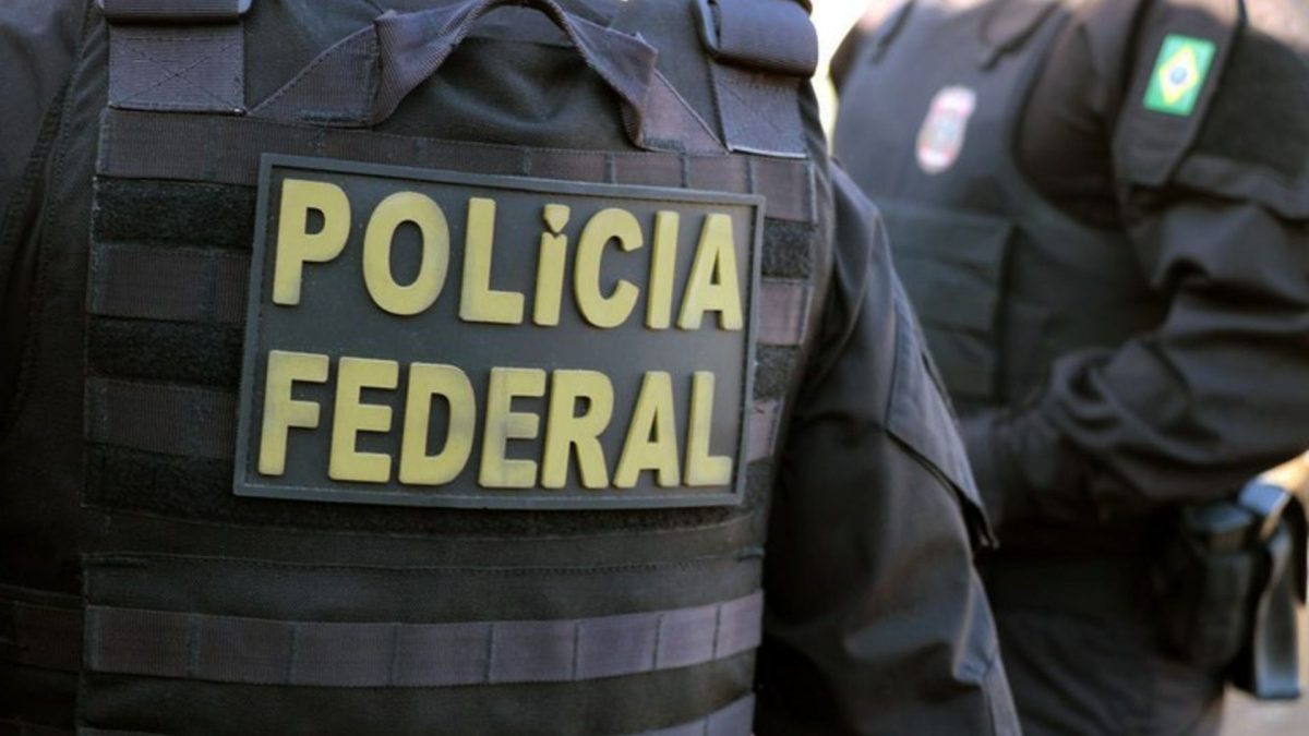 Agentes da PF em operação mandados