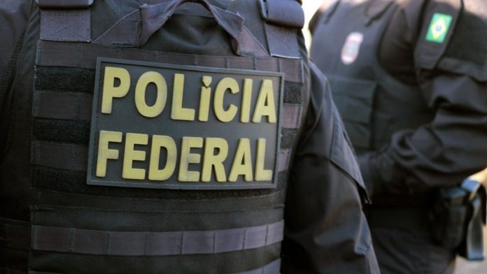 Agentes da PF em operação mandados