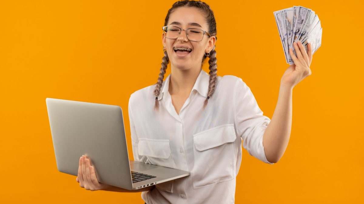 Jovem animada segurando notas de dinheiro curso bitcoin