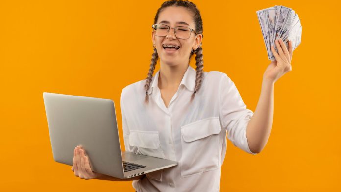 Jovem animada segurando notas de dinheiro curso bitcoin