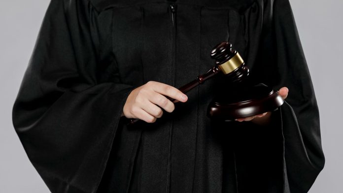 Juiz batendo martelo em decisão corretora de criptomoedas