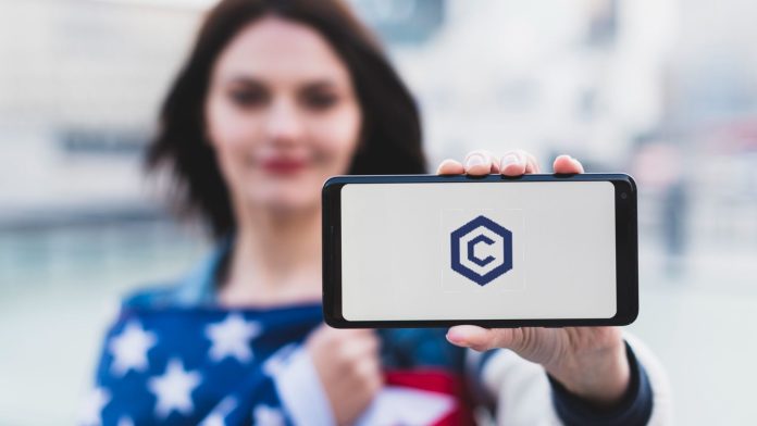 Mulher mostrando criptomoeda em aplicativo