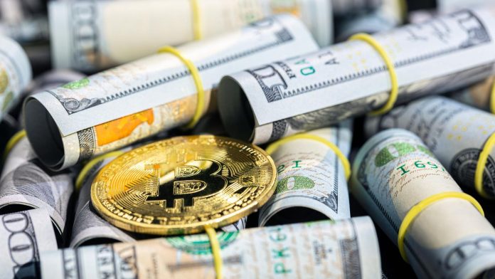 Notas de dólar com bitcoin no meio Hashdex cripto