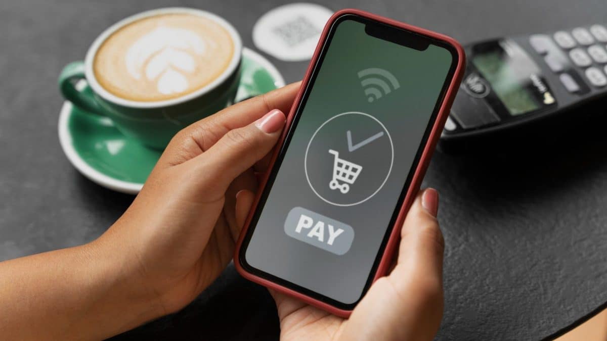 Pessoa comprando café com pagamento eletrônico criptomoedas