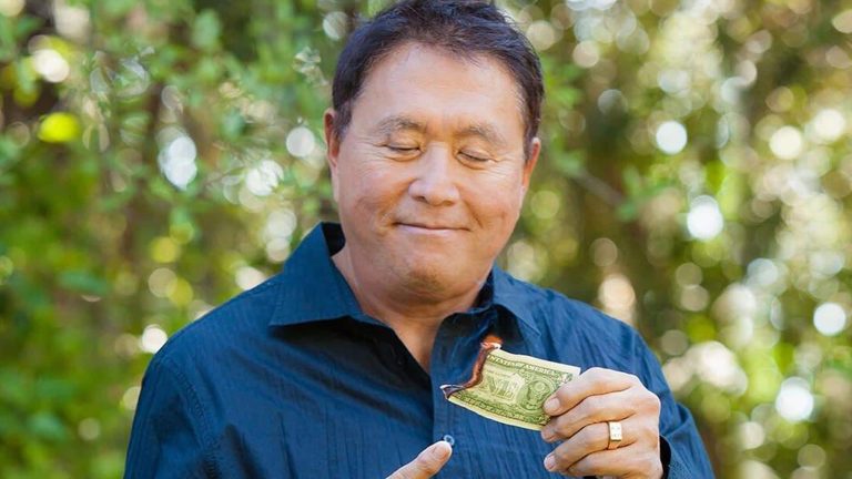 Autor de ‘Pai Rico, Pai Pobre’ critica portfólios “60/40” e recomenda compra de Bitcoin