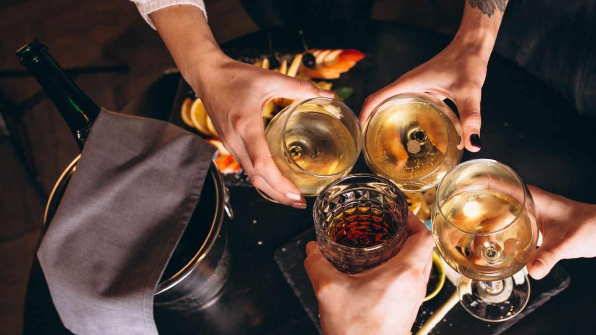 Amigos brindando com copos de bebidas blockchain