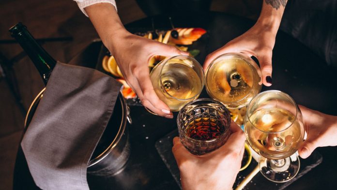 Amigos brindando com copos de bebidas blockchain