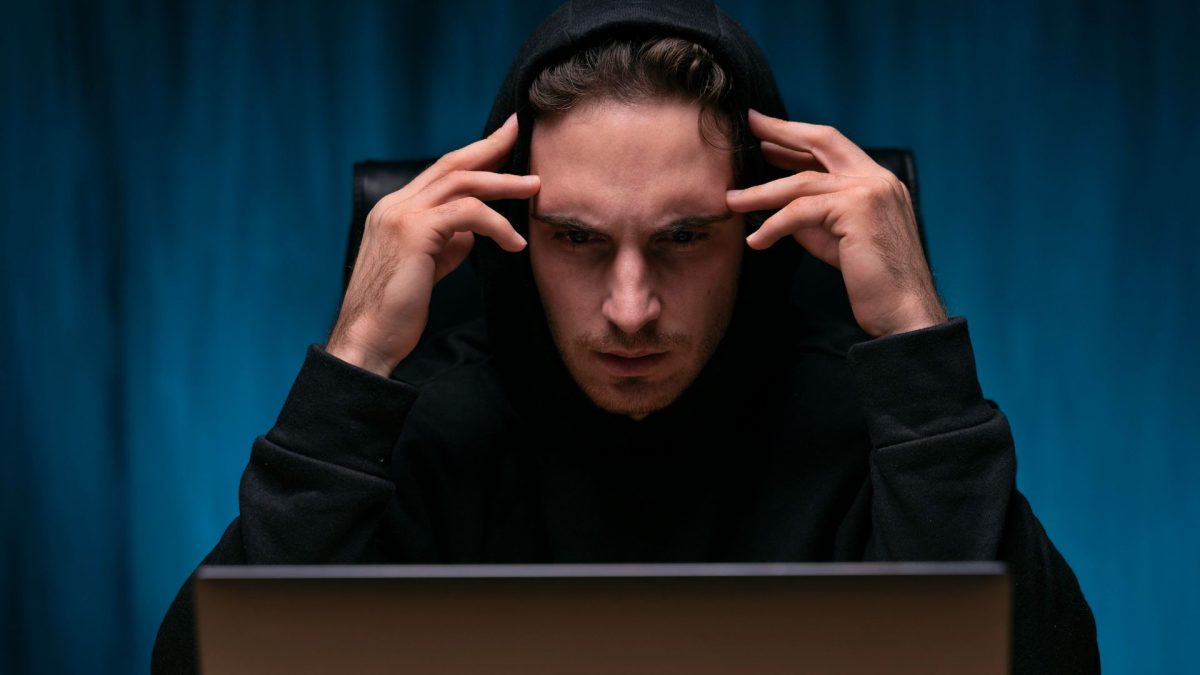 Hacker com mãos na cabeç a bitcoin milhões