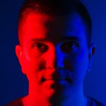 Homem com iluminação dupla vermelha e azul influencer de criptomoedas