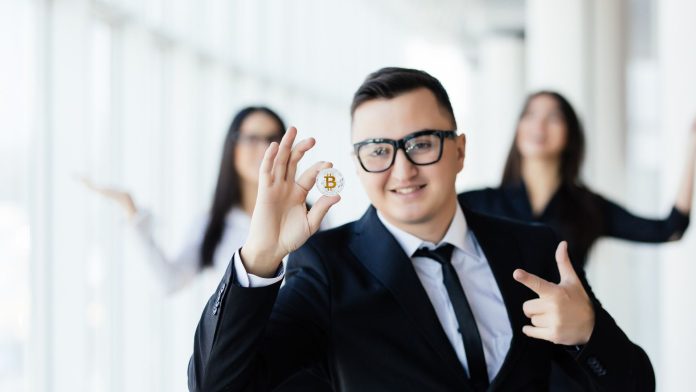 Homem feliz ao segurar criptomoedas bitcoin corretoras de criptomoedas na justiça brasil brasileiras